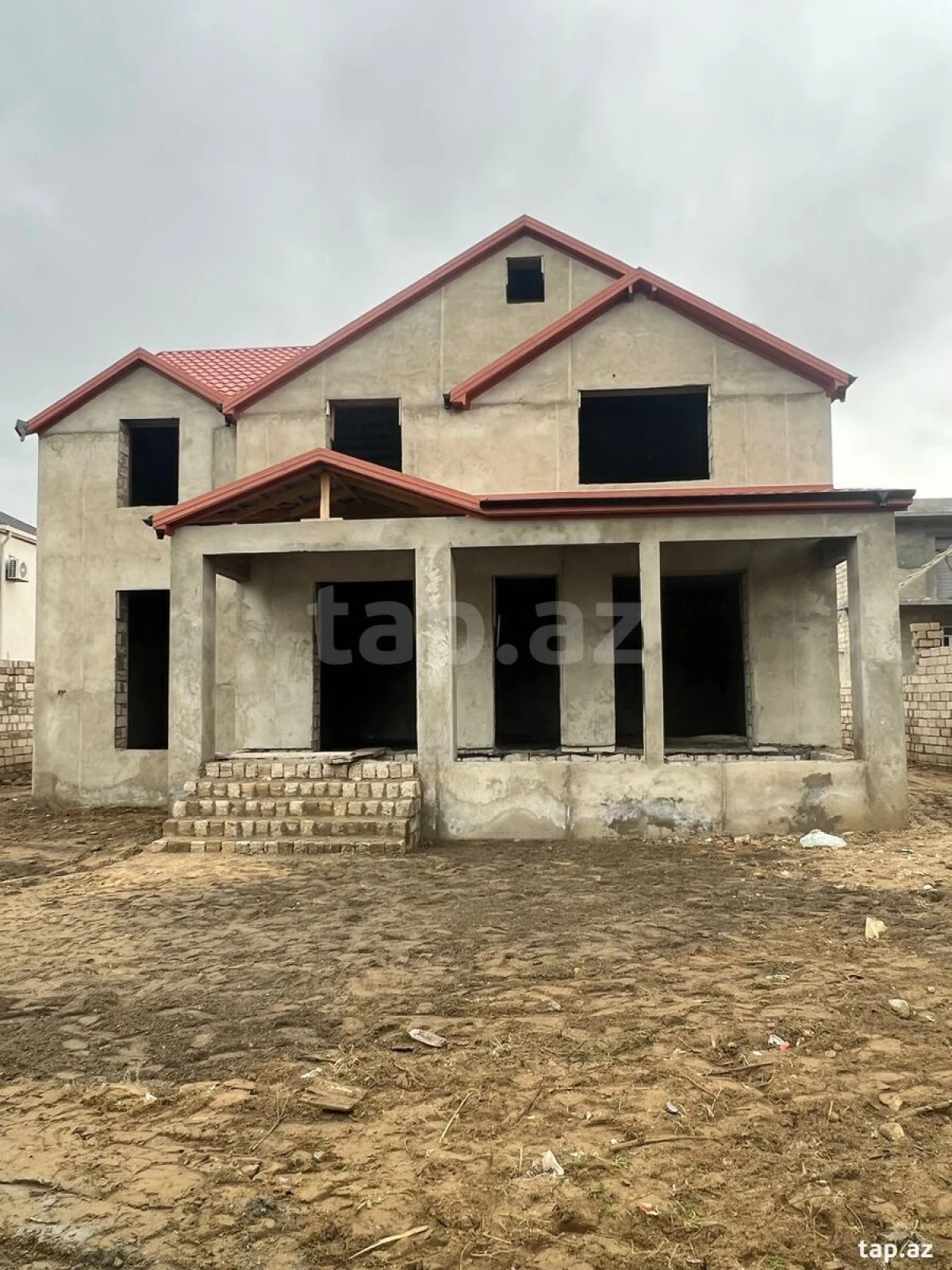 Satılır 6 otaqlı həyət evi