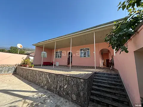 Satılır 4 otaqlı həyət evi 130 m² — Şəki 4 otaq 130.00 m²