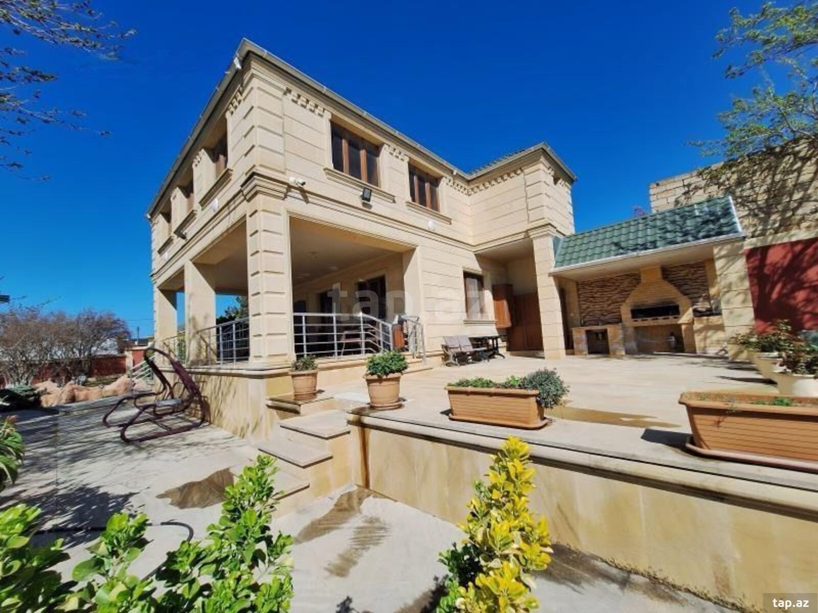 Satılır 8 otaqlı həyət evi 300 m²