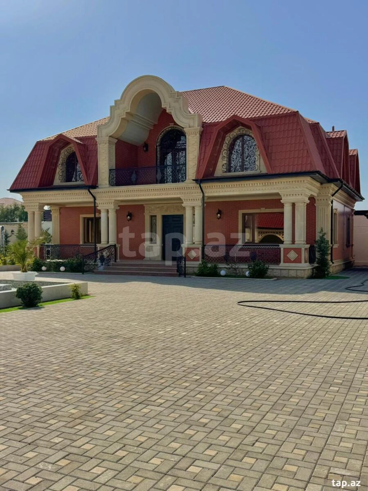 Satılır 5 otaqlı həyət evi 300 m²