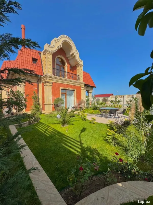 Satılır 5 otaqlı həyət evi 300 m²