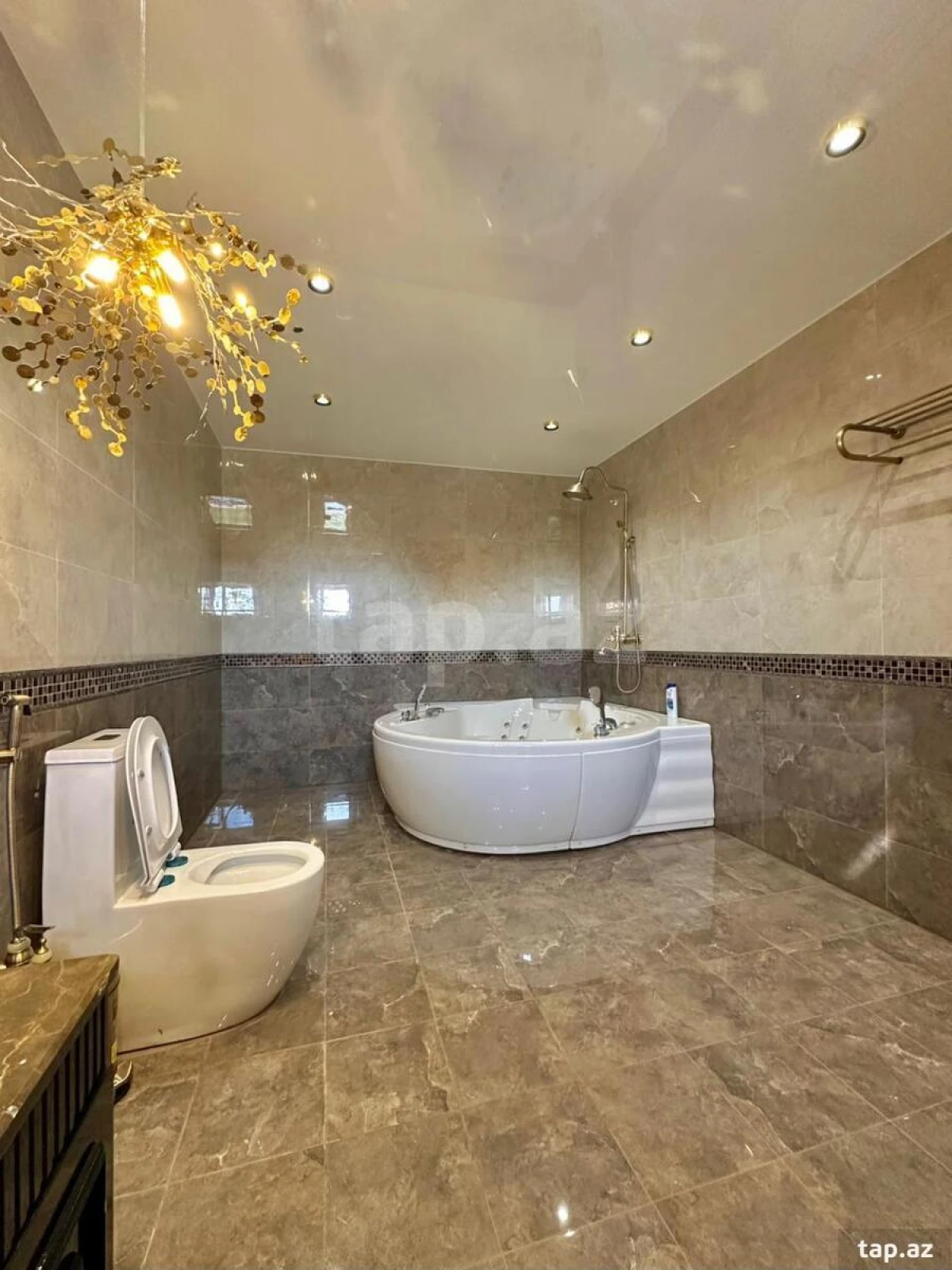 Satılır 5 otaqlı həyət evi 300 m²