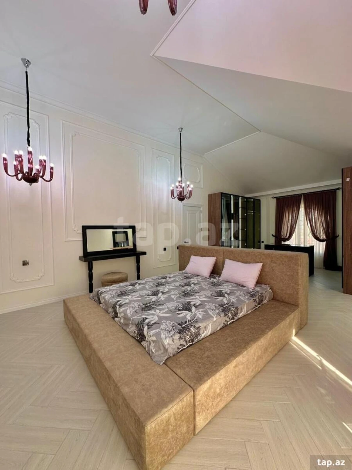 Satılır 5 otaqlı həyət evi 300 m²