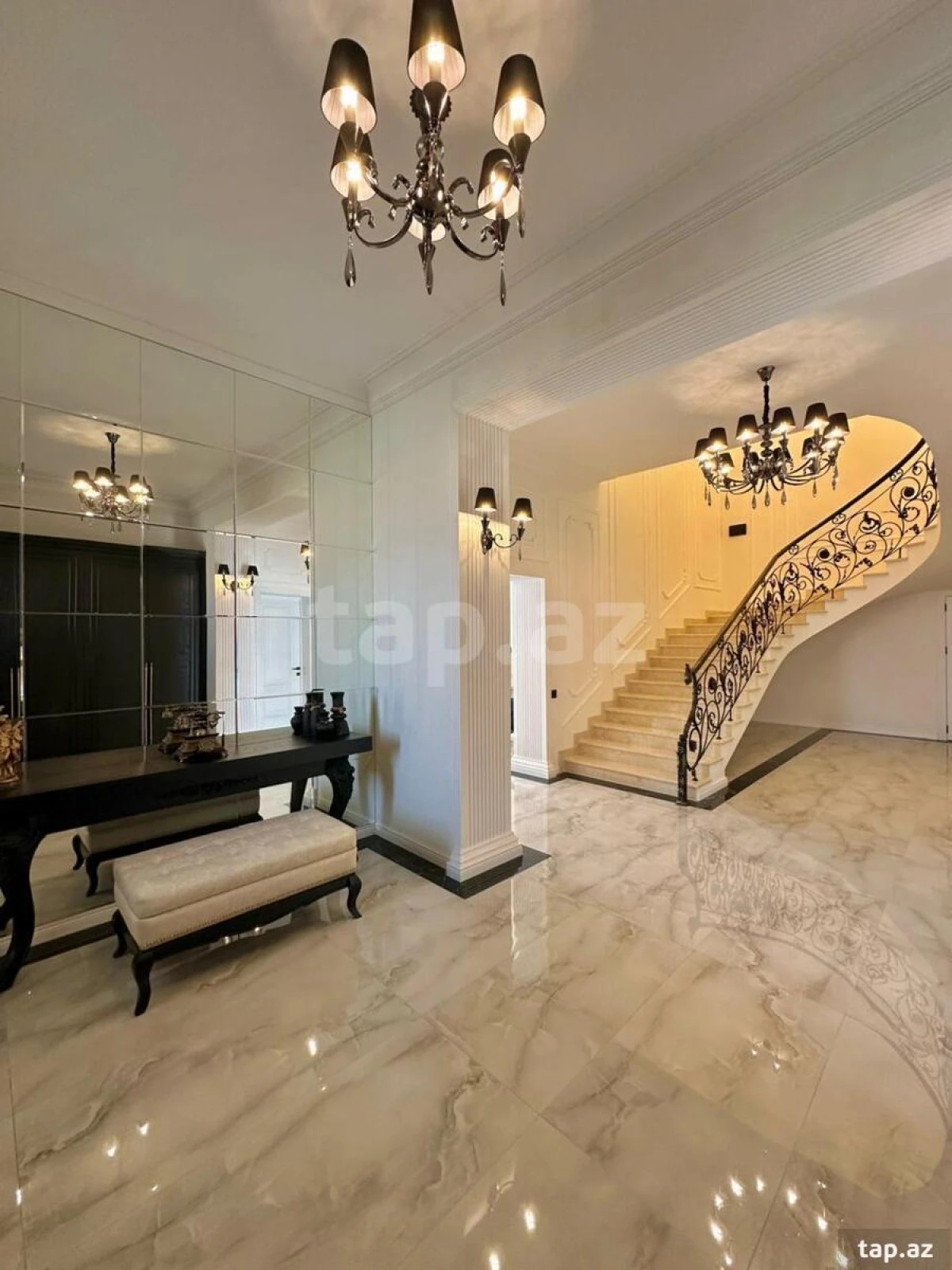 Satılır 5 otaqlı həyət evi 300 m²