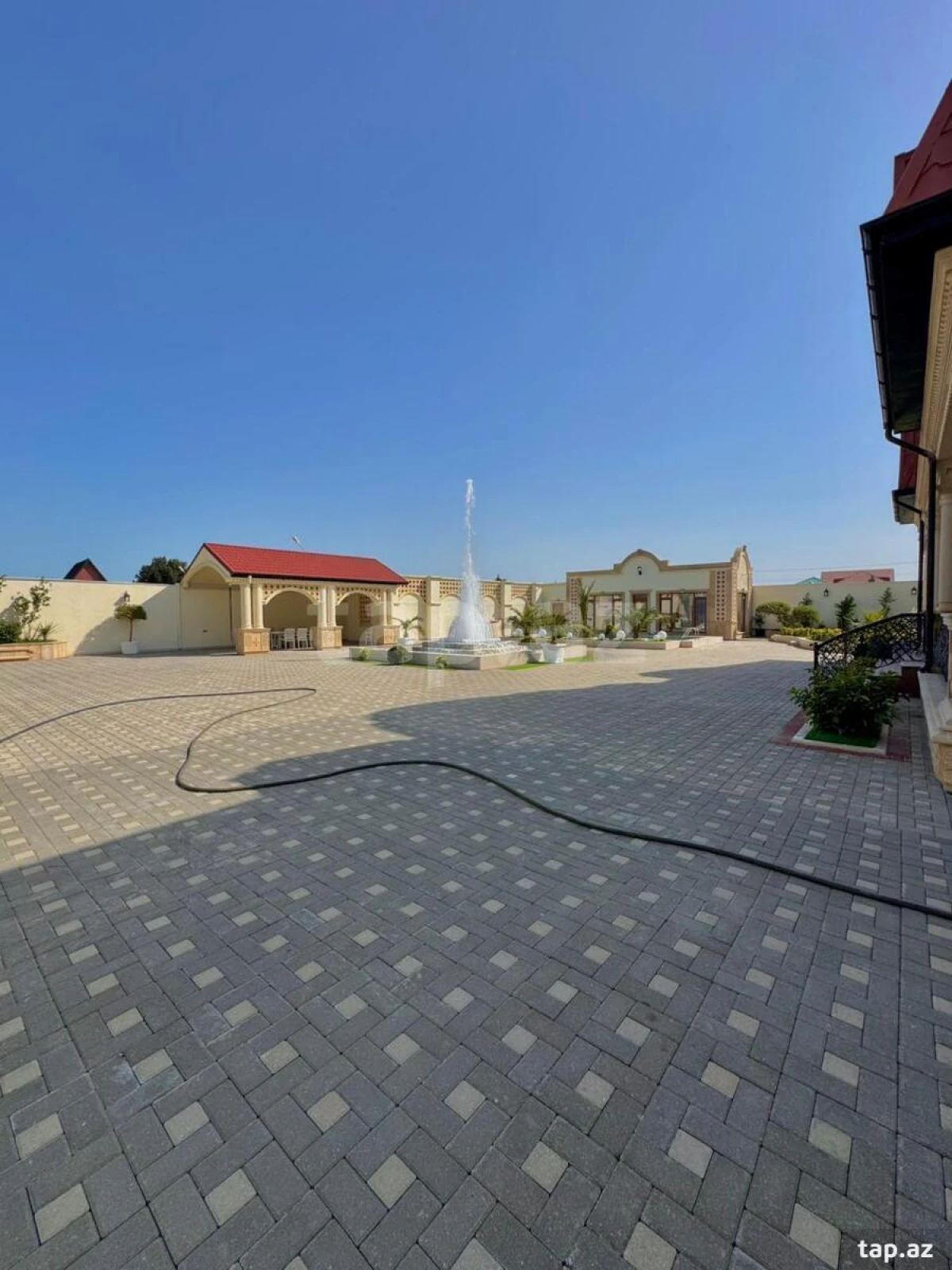 Satılır 5 otaqlı həyət evi 300 m²