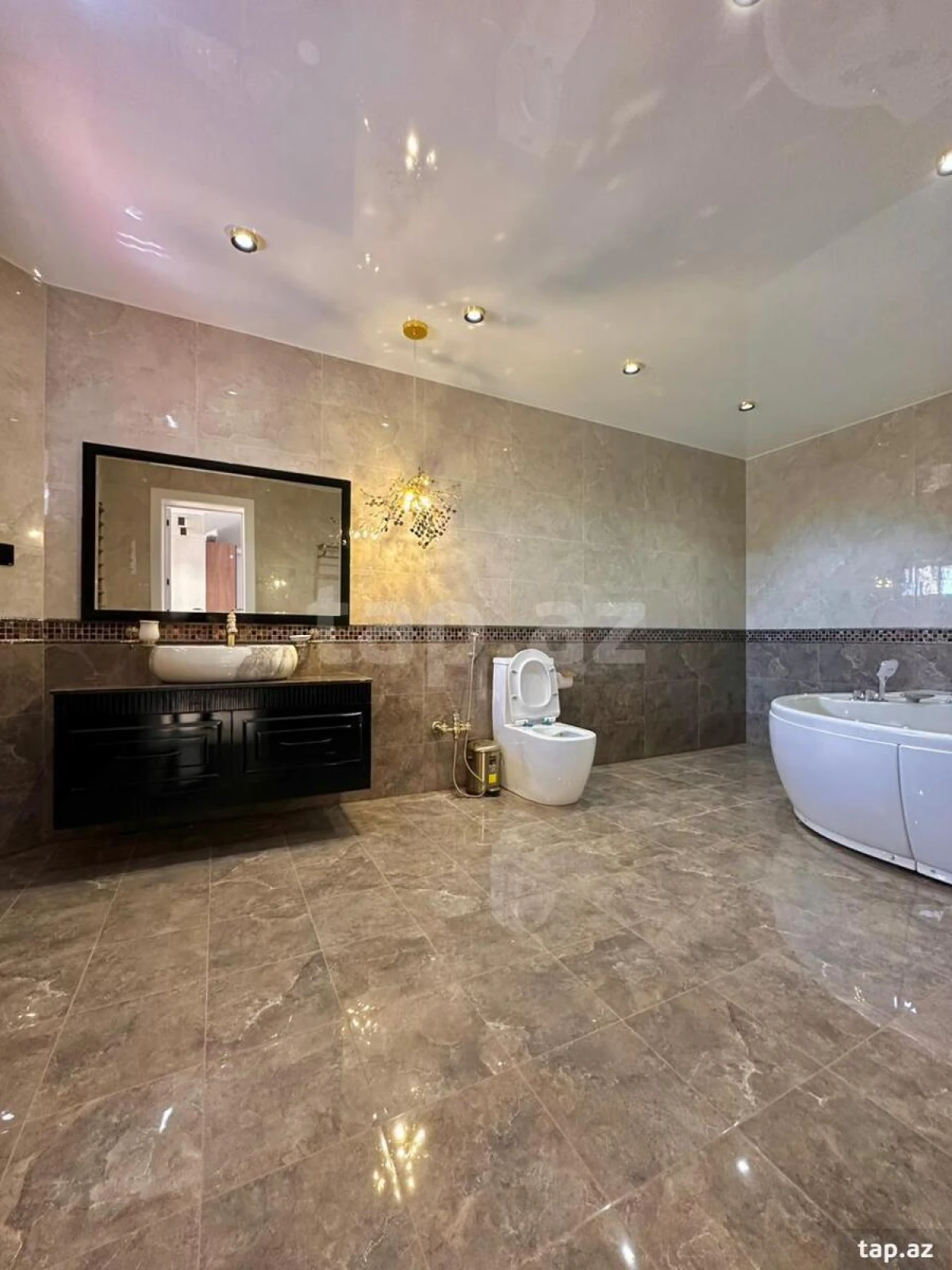 Satılır 5 otaqlı həyət evi 300 m²