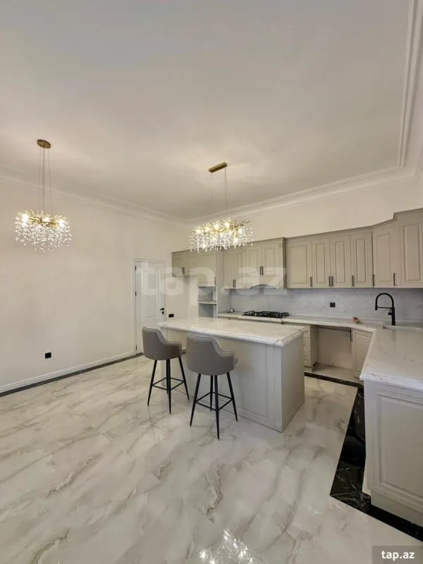 Satılır 5 otaqlı həyət evi 300 m²