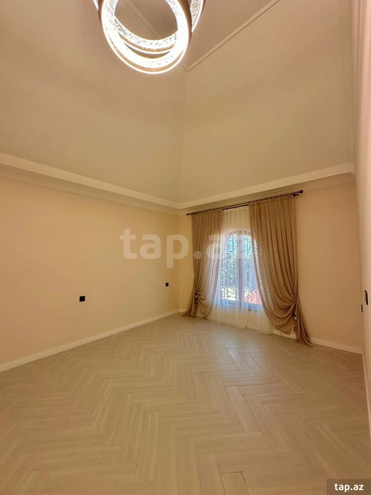 Satılır 5 otaqlı həyət evi 300 m²