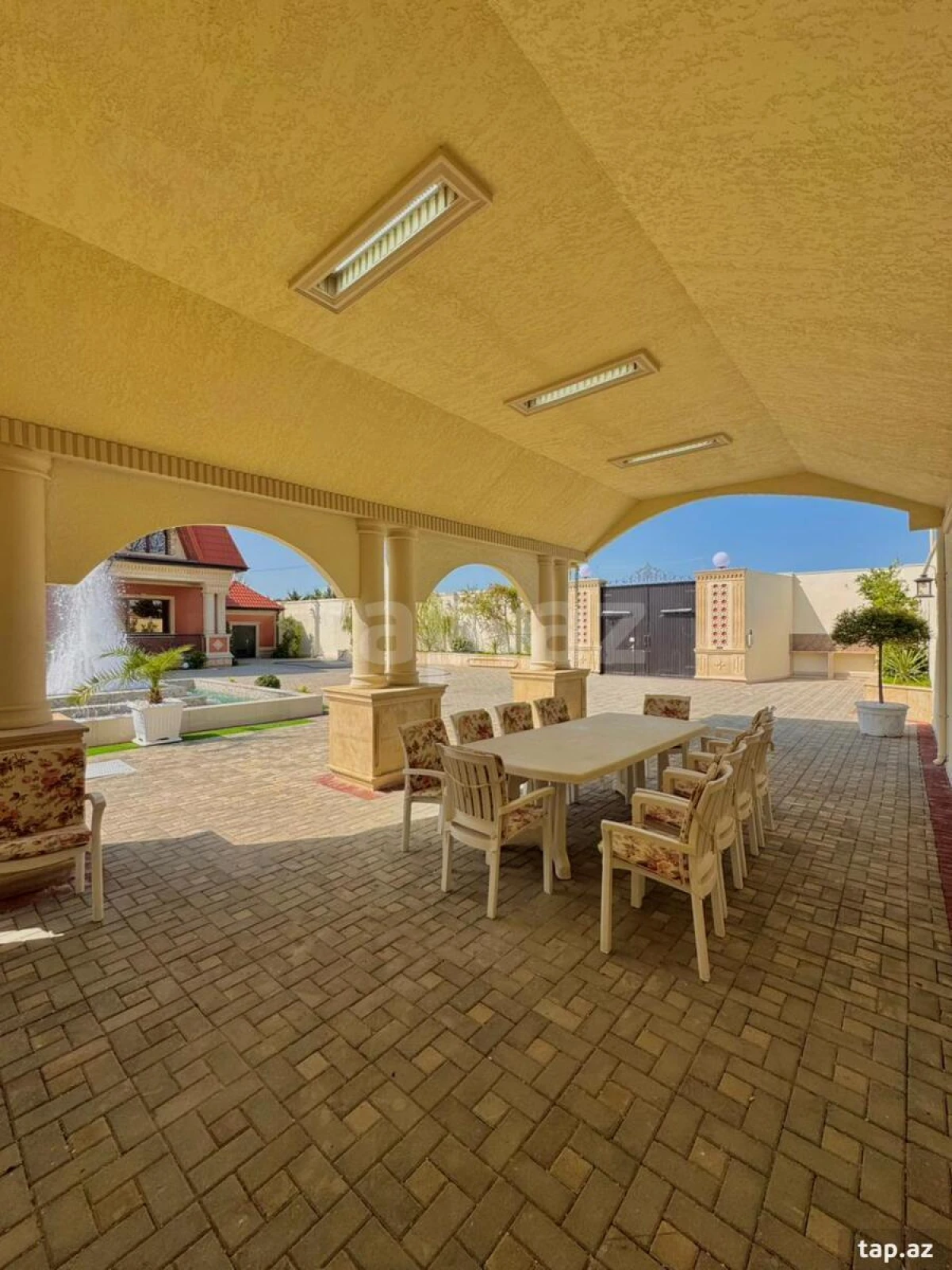 Satılır 5 otaqlı həyət evi 300 m²