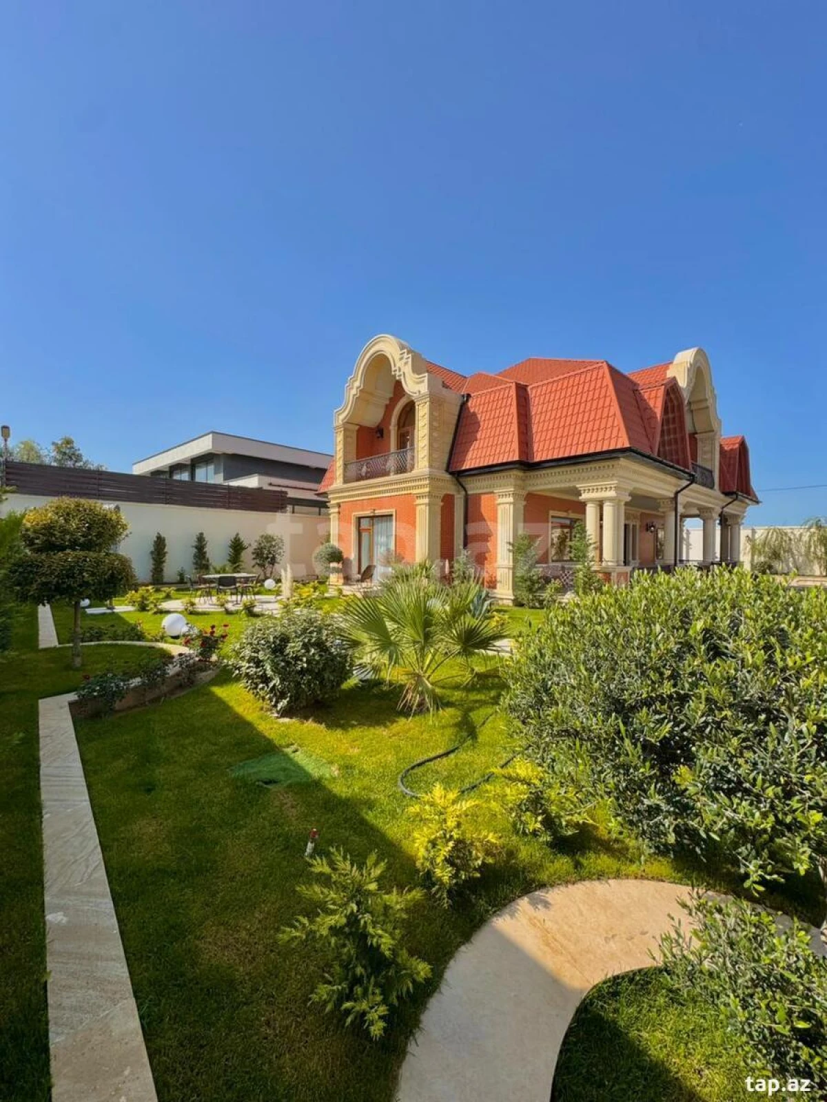 Satılır 5 otaqlı həyət evi 300 m²