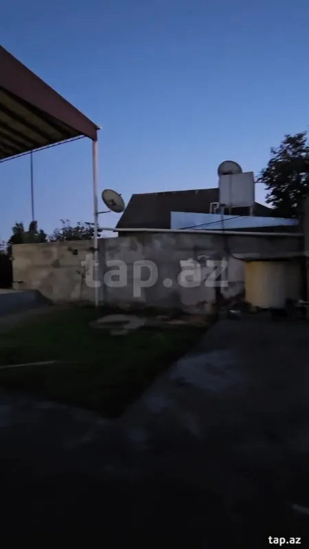 Satılır 8 otaqlı həyət evi 380 m²