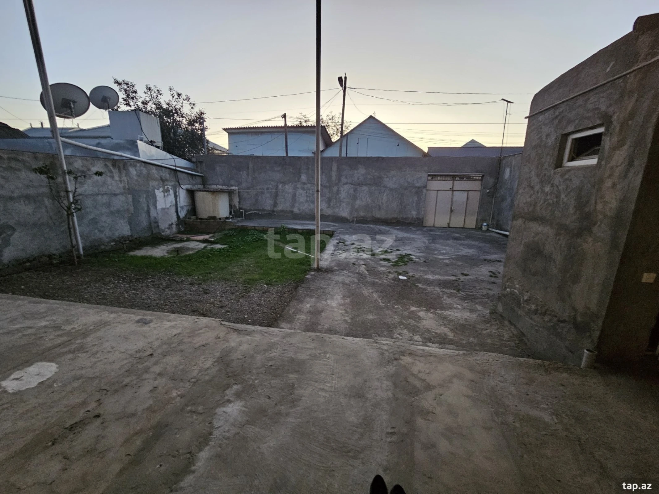 Satılır 8 otaqlı həyət evi 380 m²