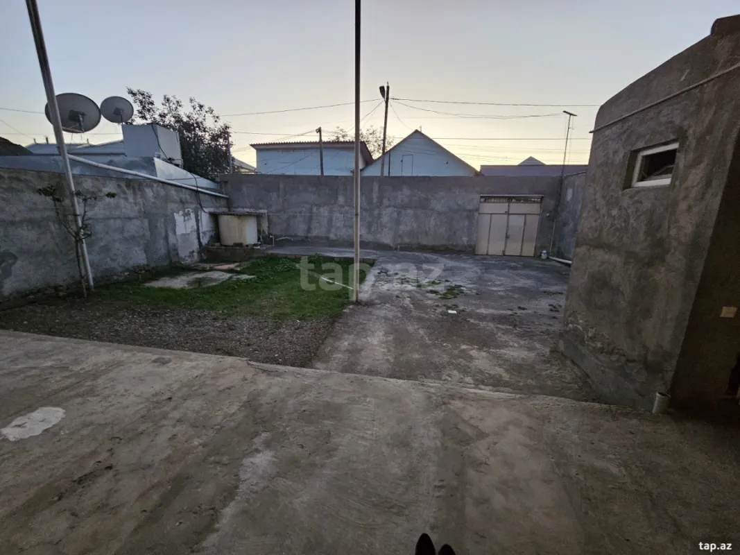 Satılır 8 otaqlı həyət evi 380 m²