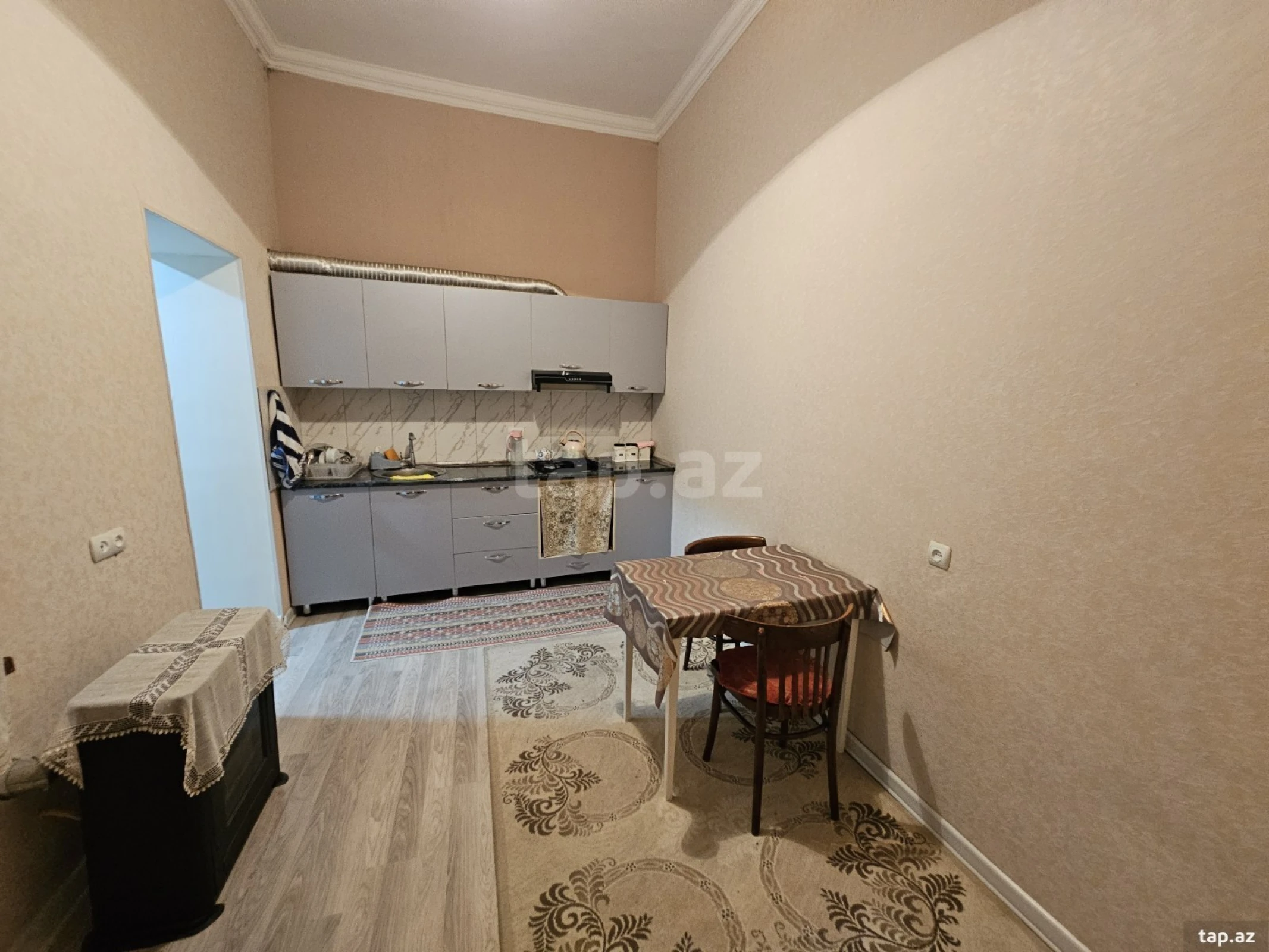 Satılır 8 otaqlı həyət evi 380 m²