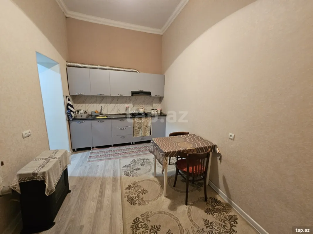 Satılır 8 otaqlı həyət evi 380 m²