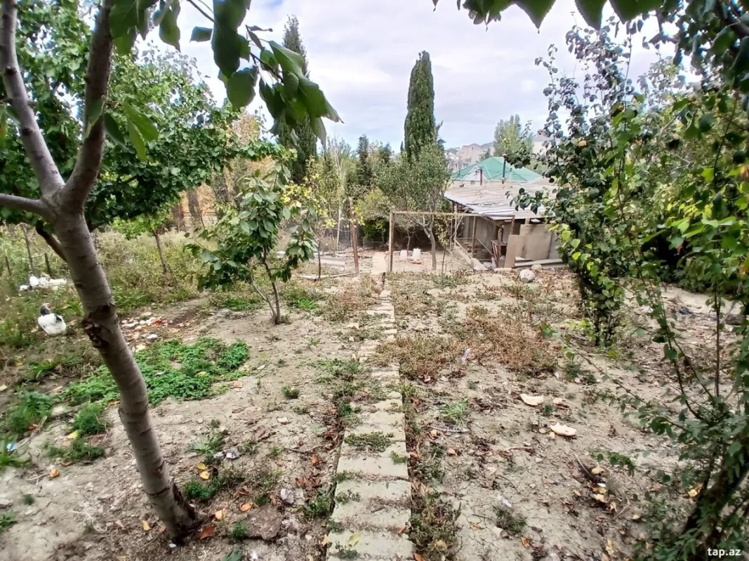 Satılır 9 otaqlı həyət evi