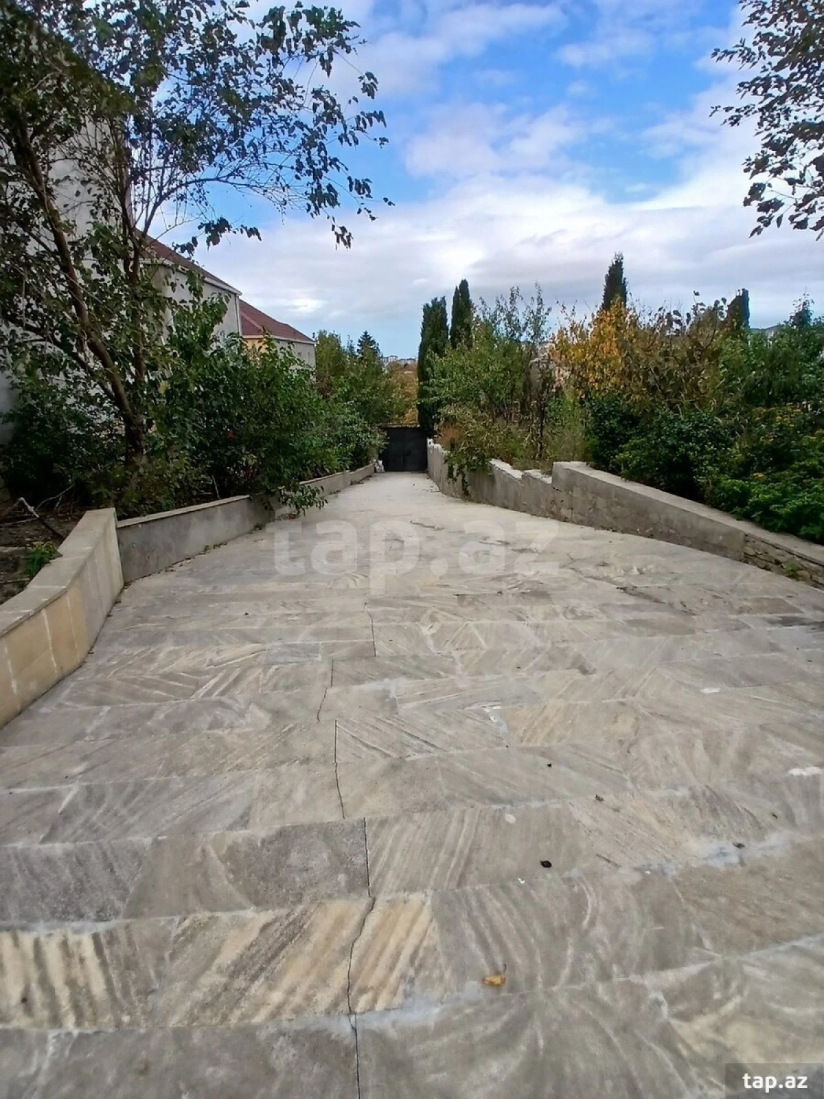 Satılır 9 otaqlı həyət evi