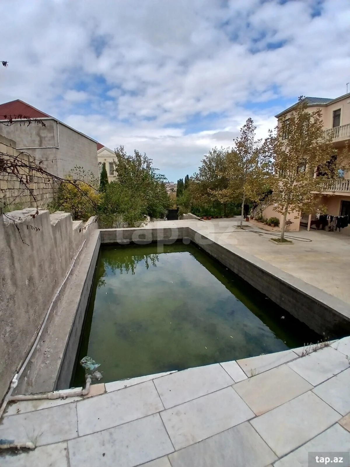 Satılır 9 otaqlı həyət evi