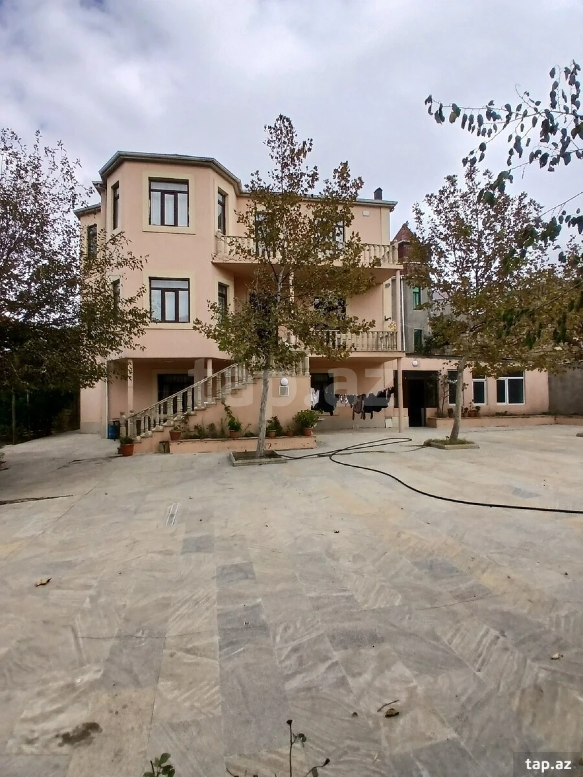Satılır 9 otaqlı həyət evi