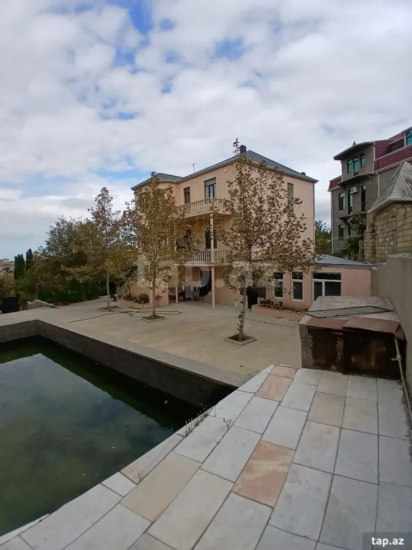 Satılır 9 otaqlı həyət evi