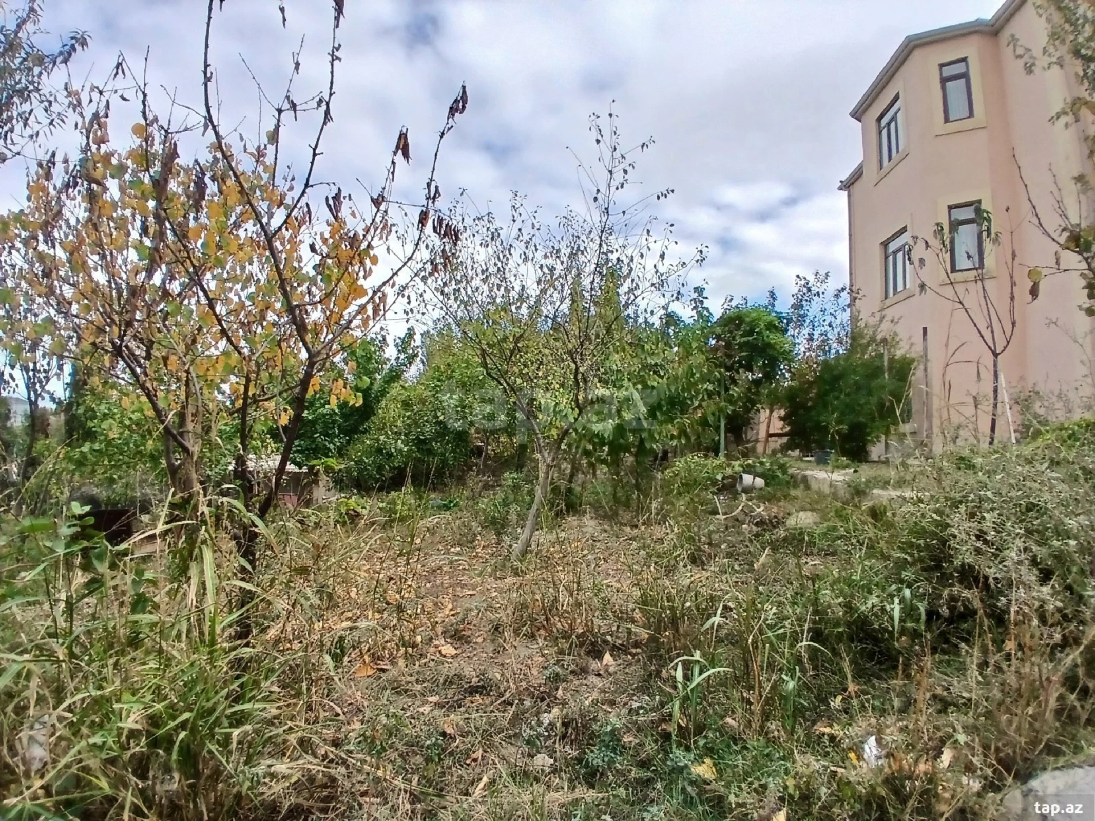 Satılır 9 otaqlı həyət evi