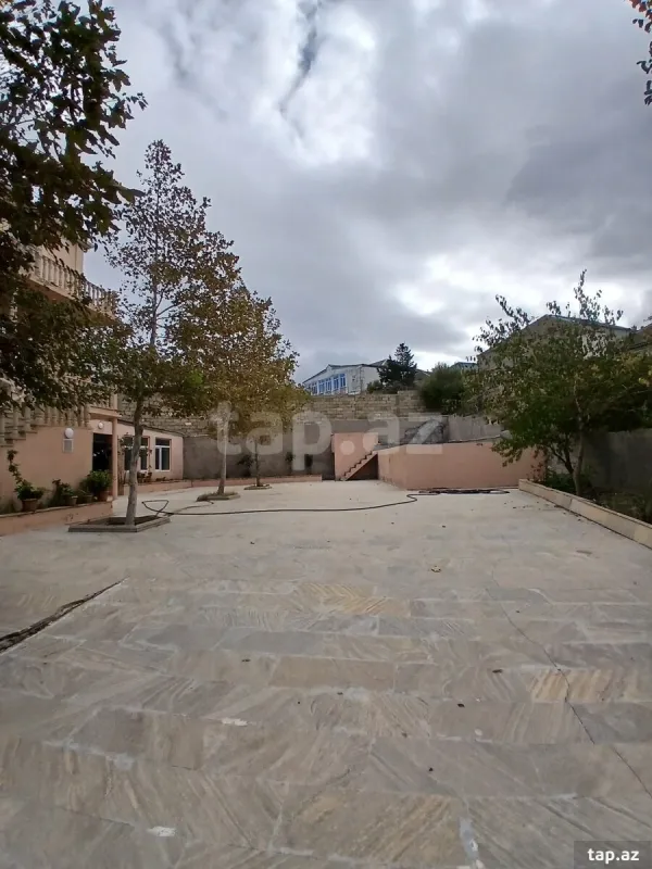 Satılır 9 otaqlı həyət evi