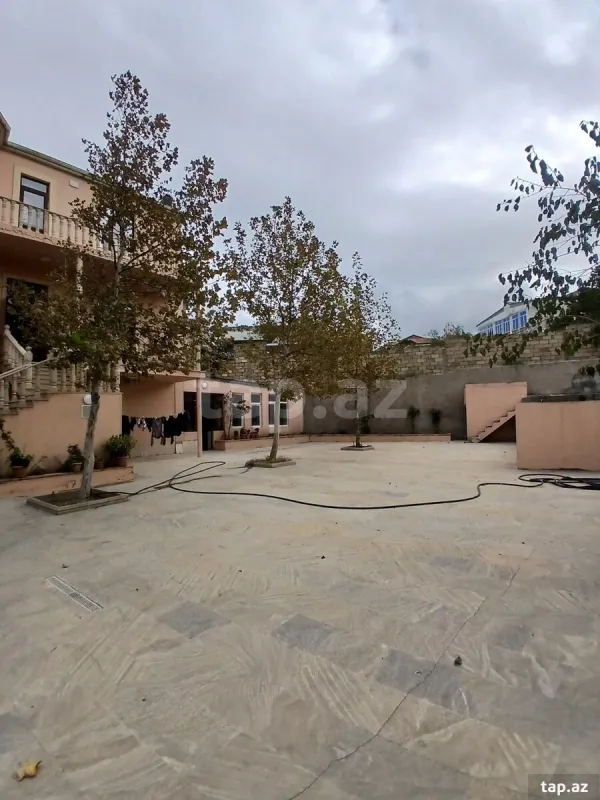Satılır 9 otaqlı həyət evi