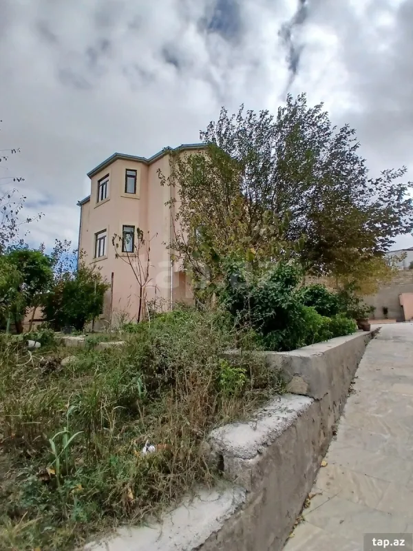 Satılır 9 otaqlı həyət evi