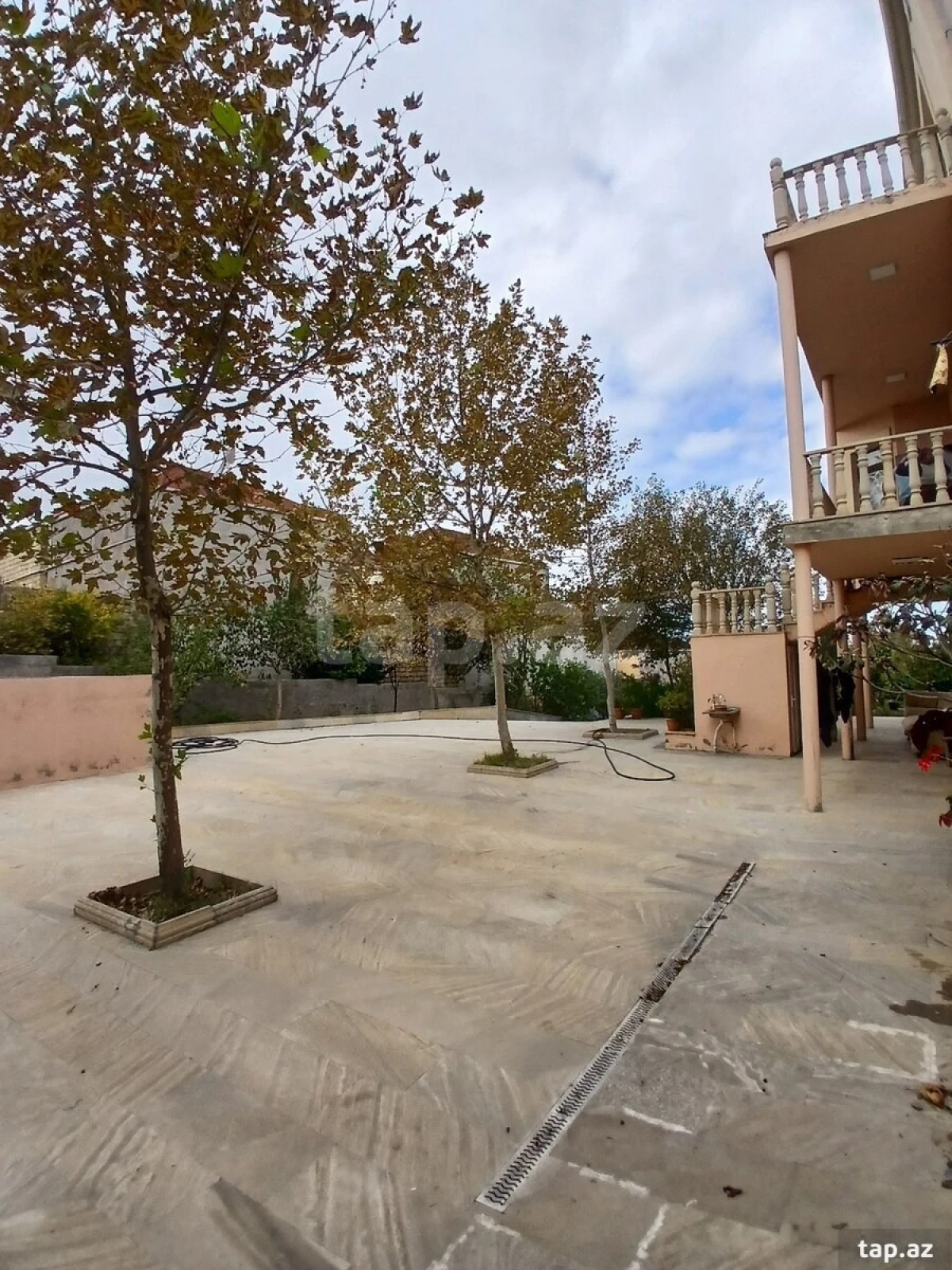 Satılır 9 otaqlı həyət evi