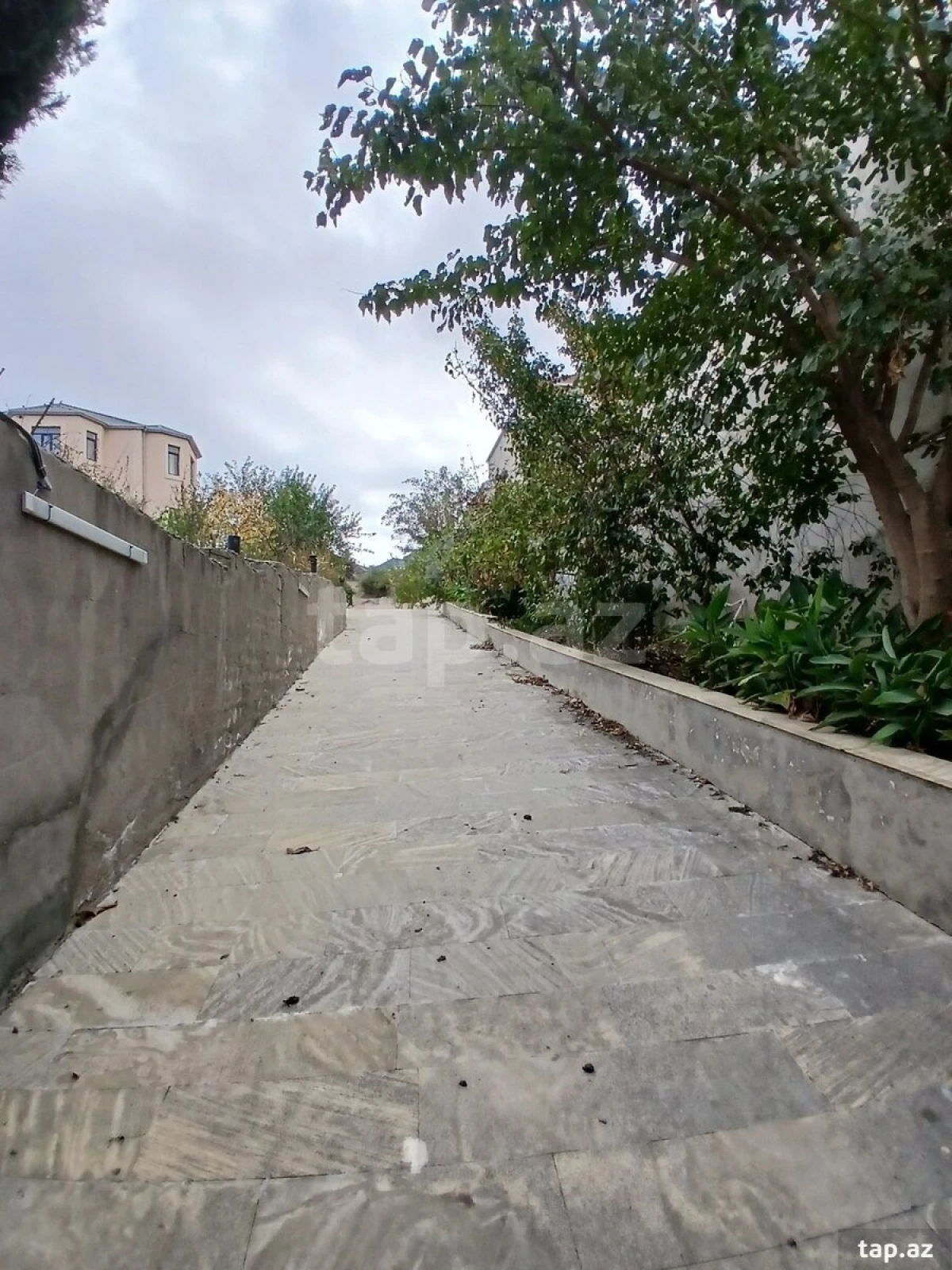 Satılır 9 otaqlı həyət evi