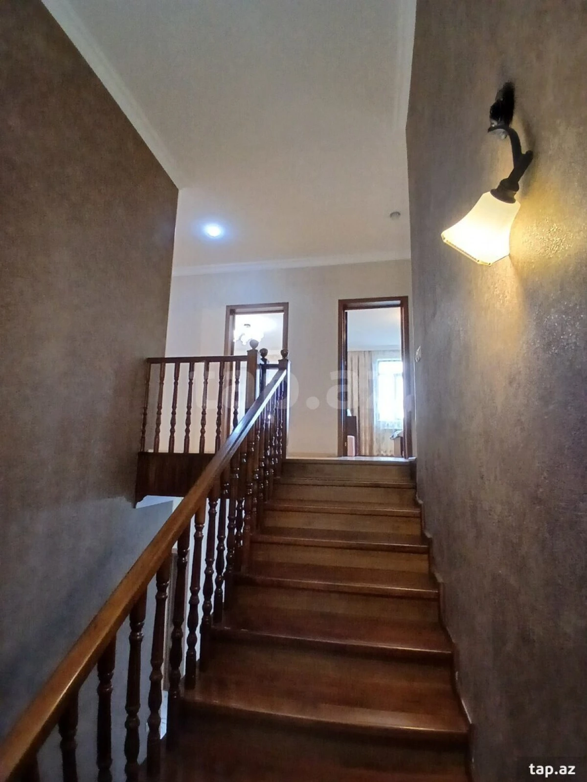 Satılır 9 otaqlı həyət evi