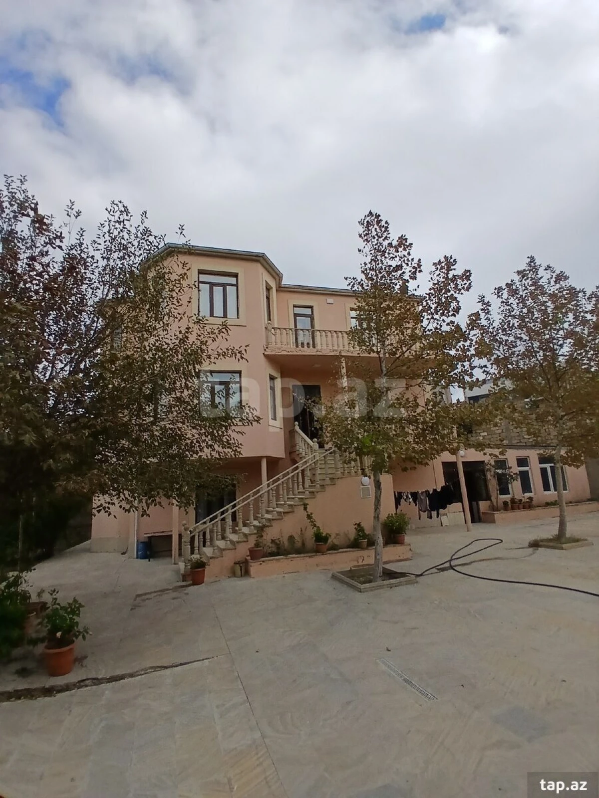 Satılır 9 otaqlı həyət evi