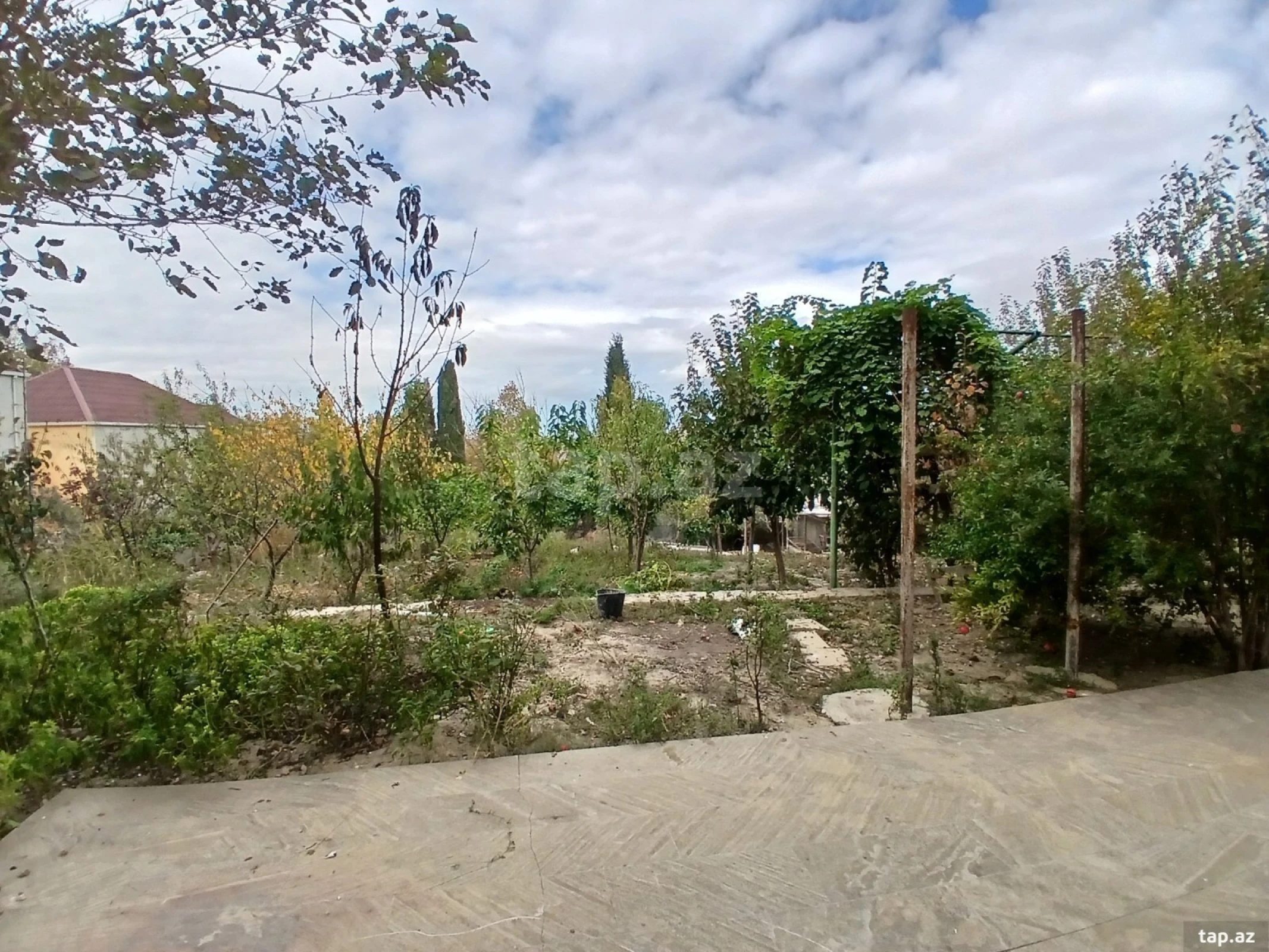 Satılır 9 otaqlı həyət evi