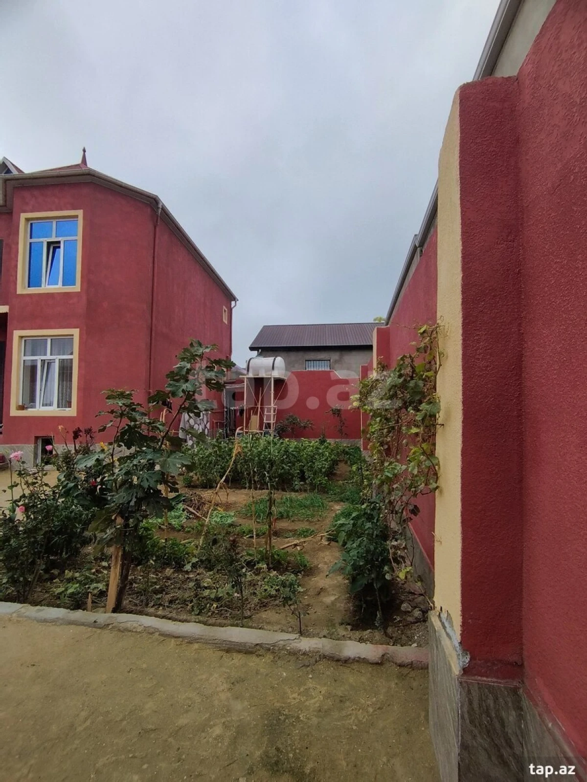 Satılır 4 otaqlı həyət evi