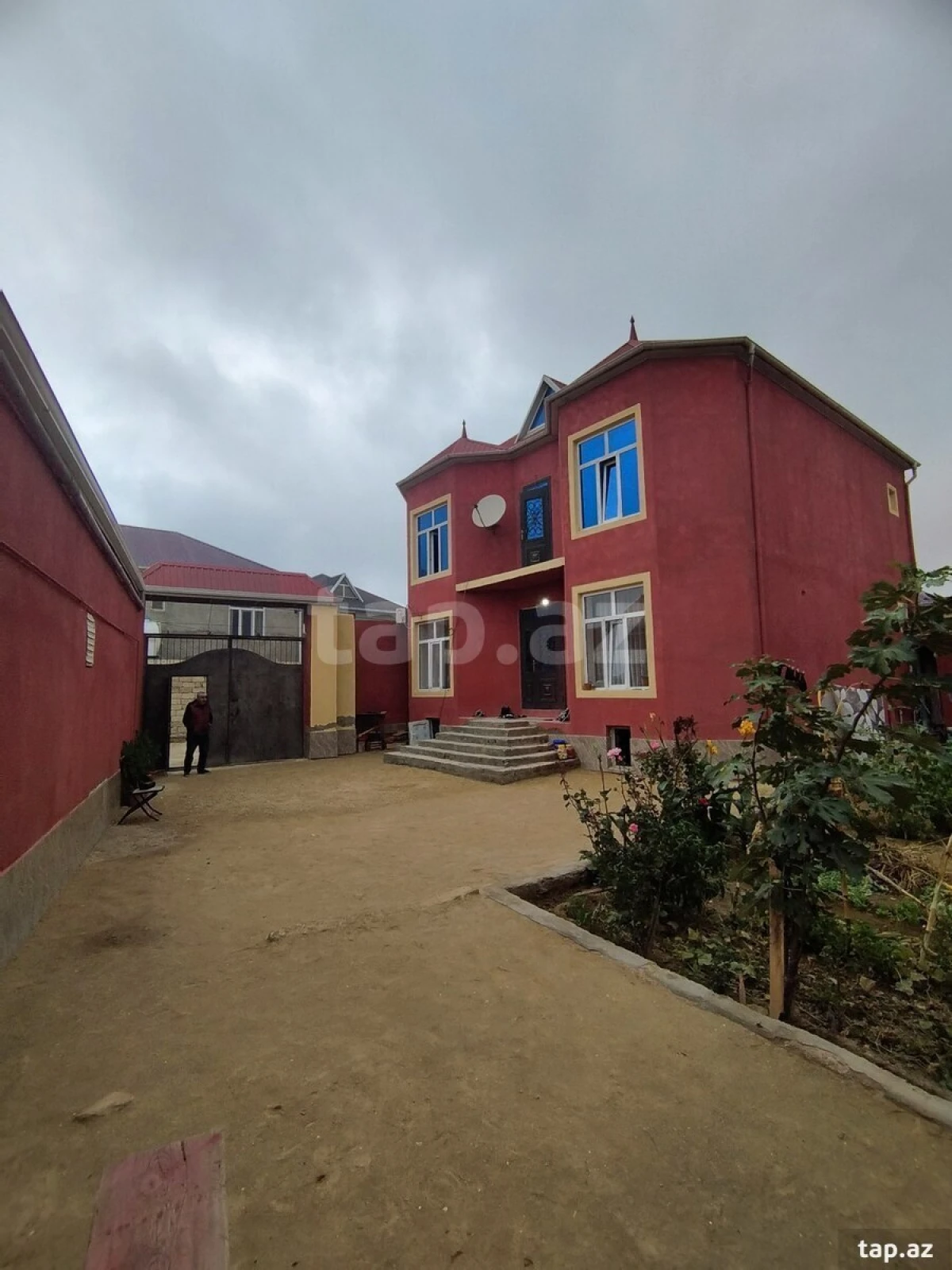 Satılır 4 otaqlı həyət evi