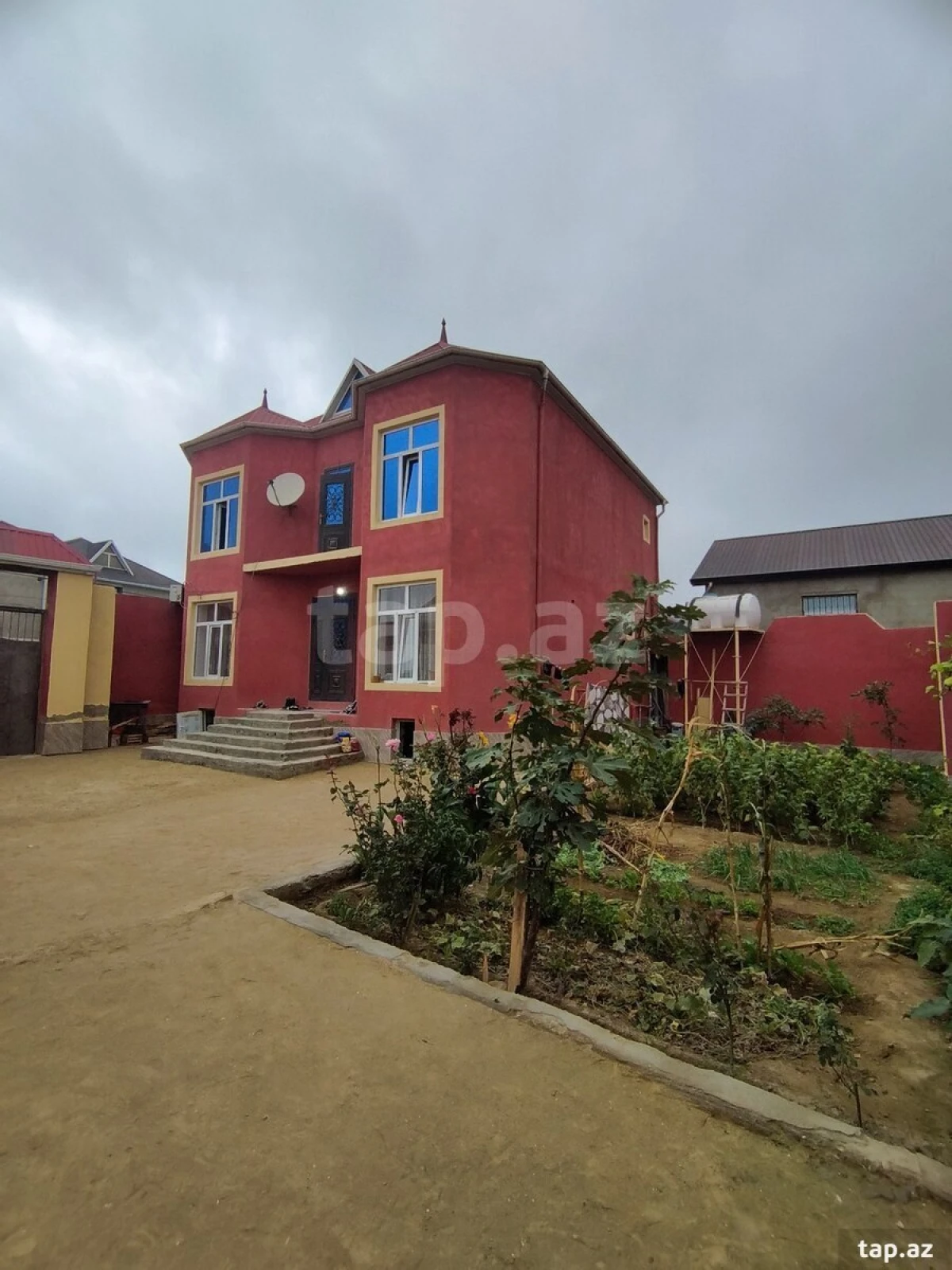 Satılır 4 otaqlı həyət evi