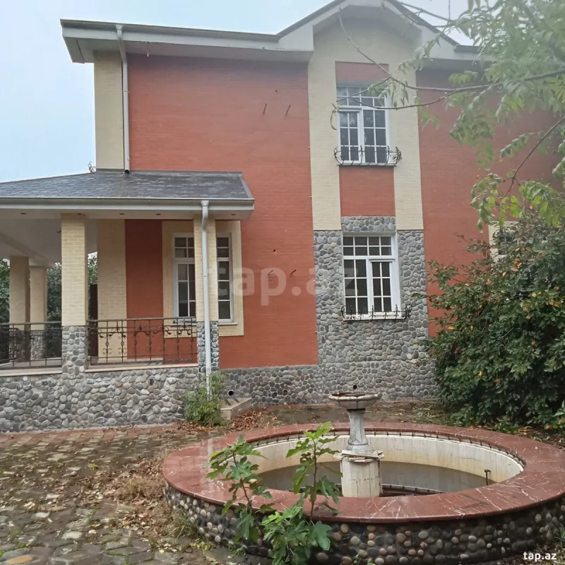 Satılır 8 otaqlı həyət evi 1000 m²