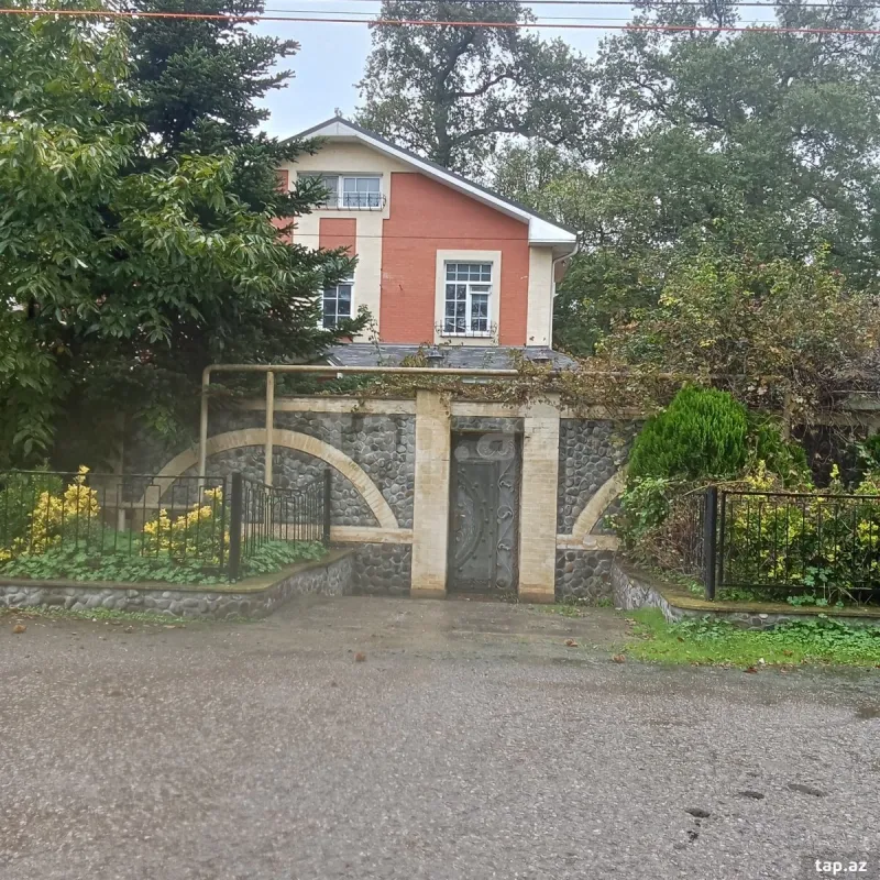 Satılır 8 otaqlı həyət evi 1000 m²