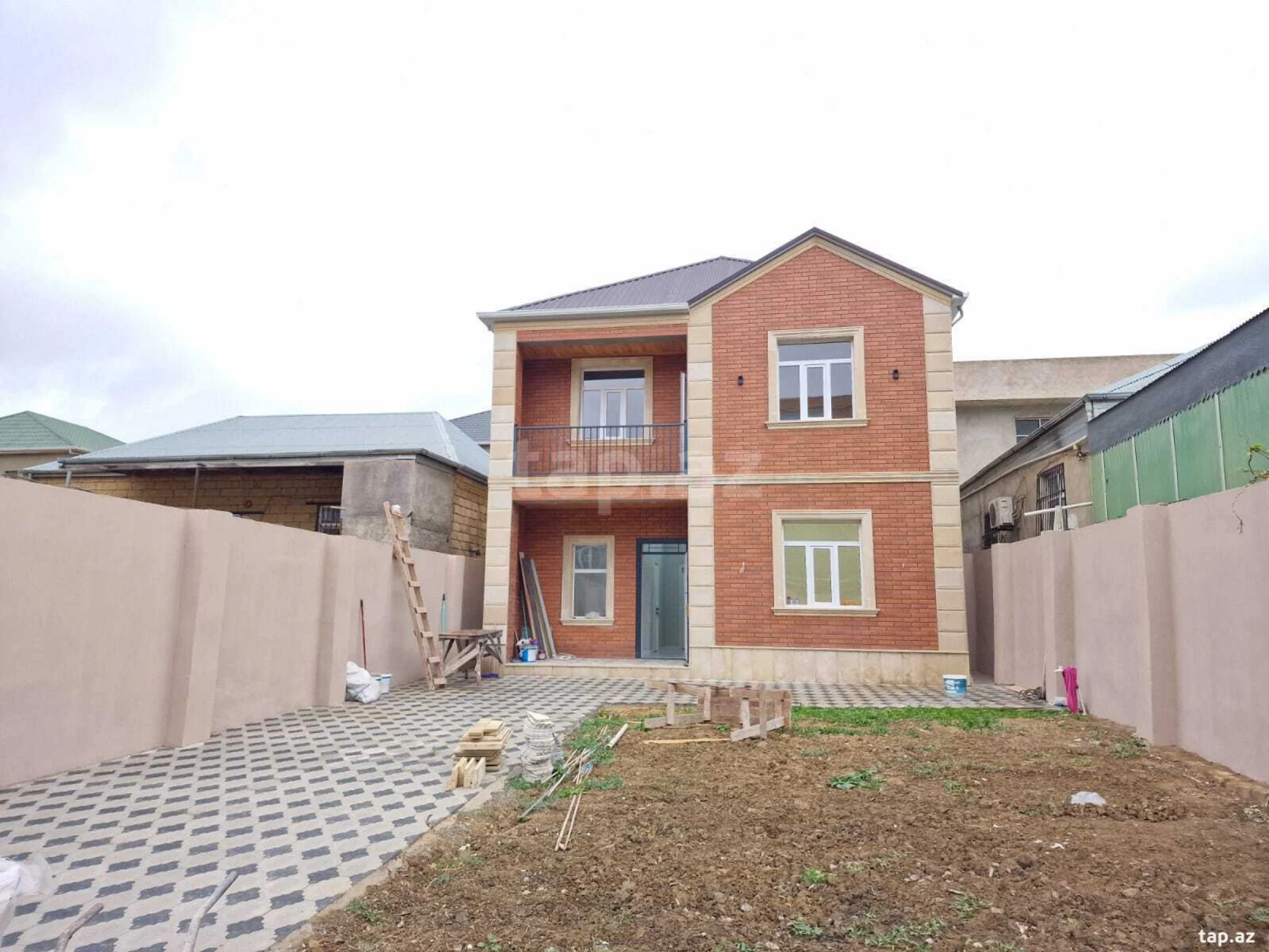 Satılır 5 otaqlı həyət evi