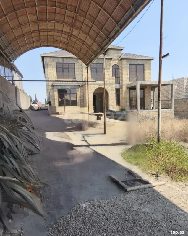 Satılır 12 otaqlı həyət evi 600 m²