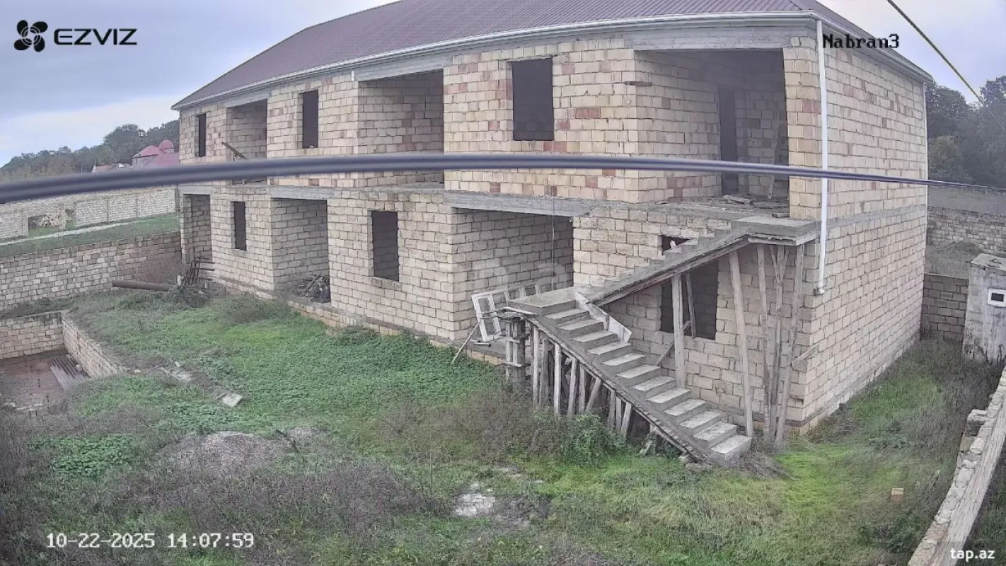 Satılır 18 otaqlı həyət evi