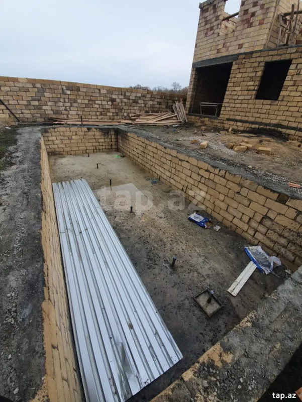 Satılır 18 otaqlı həyət evi