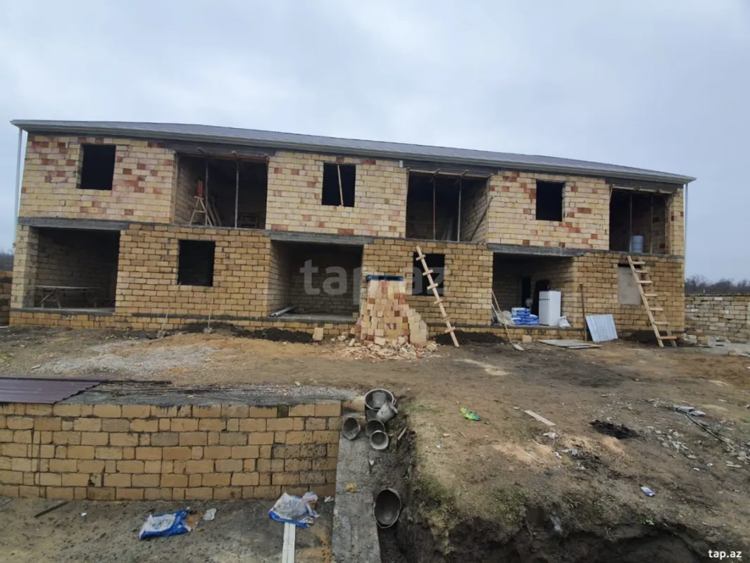 Satılır 18 otaqlı həyət evi