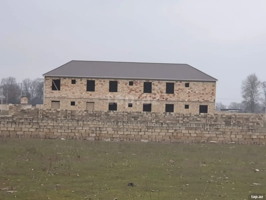 Satılır 18 otaqlı həyət evi