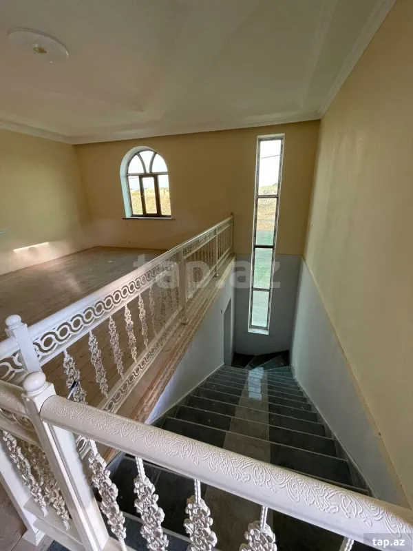 Satılır 8 otaqlı həyət evi