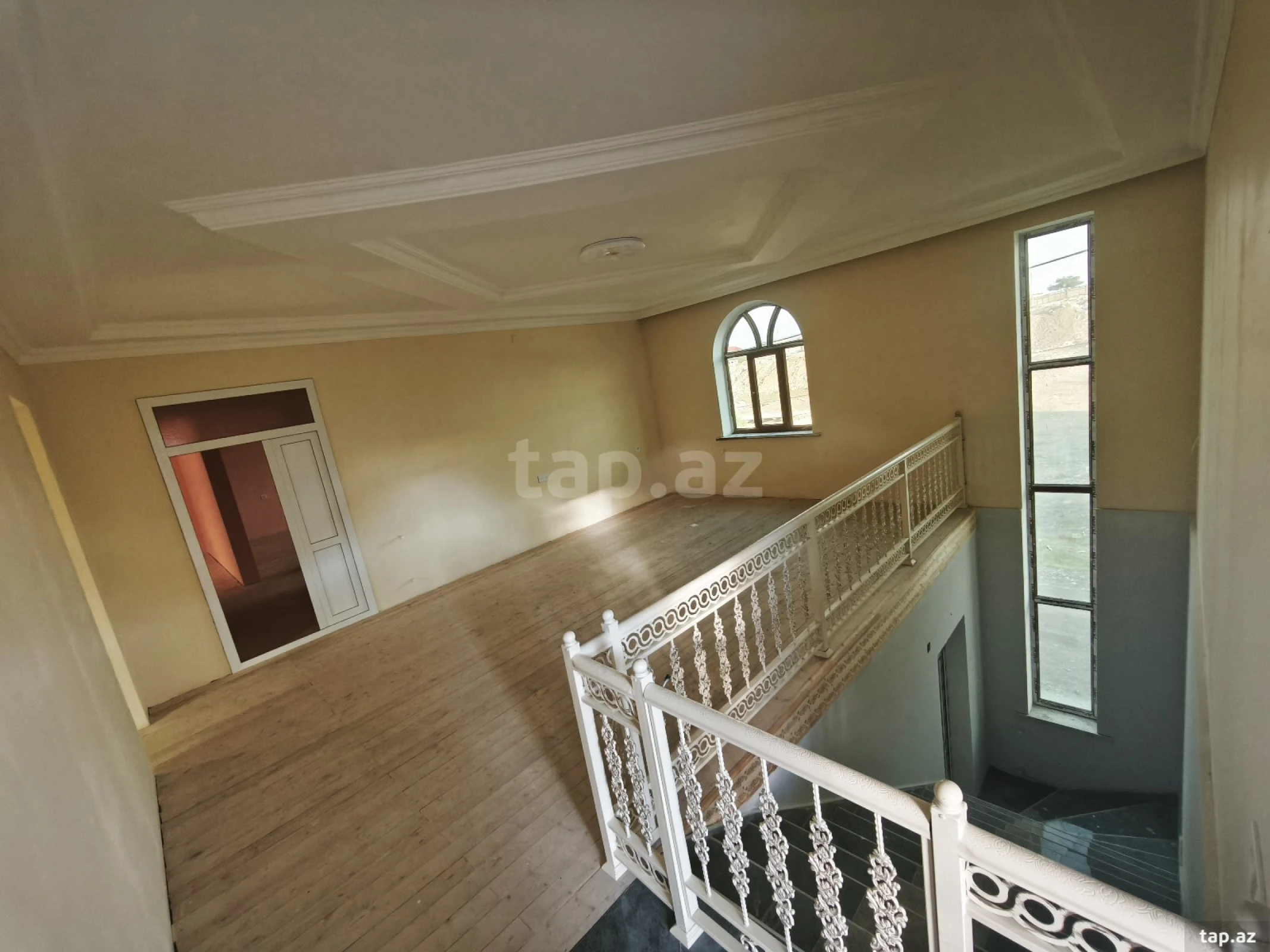 Satılır 8 otaqlı həyət evi