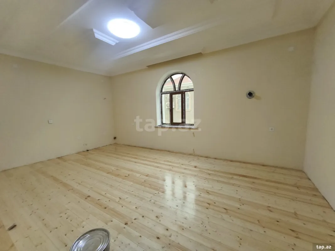 Satılır 8 otaqlı həyət evi