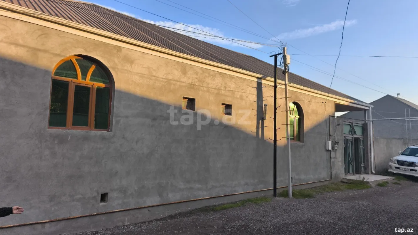 Satılır 8 otaqlı həyət evi