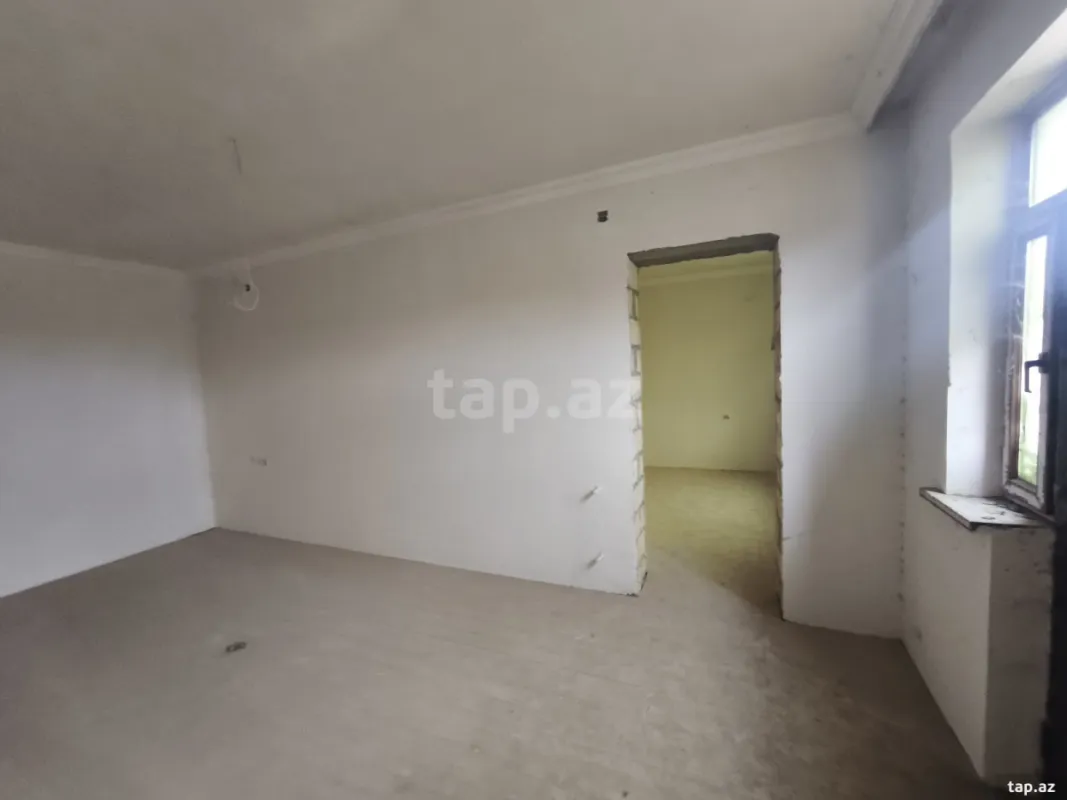 Satılır 8 otaqlı həyət evi