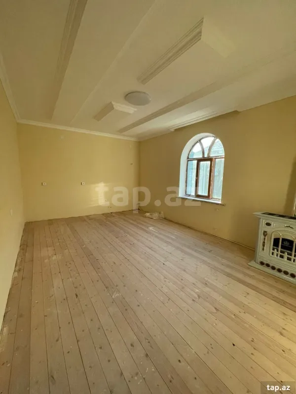 Satılır 8 otaqlı həyət evi